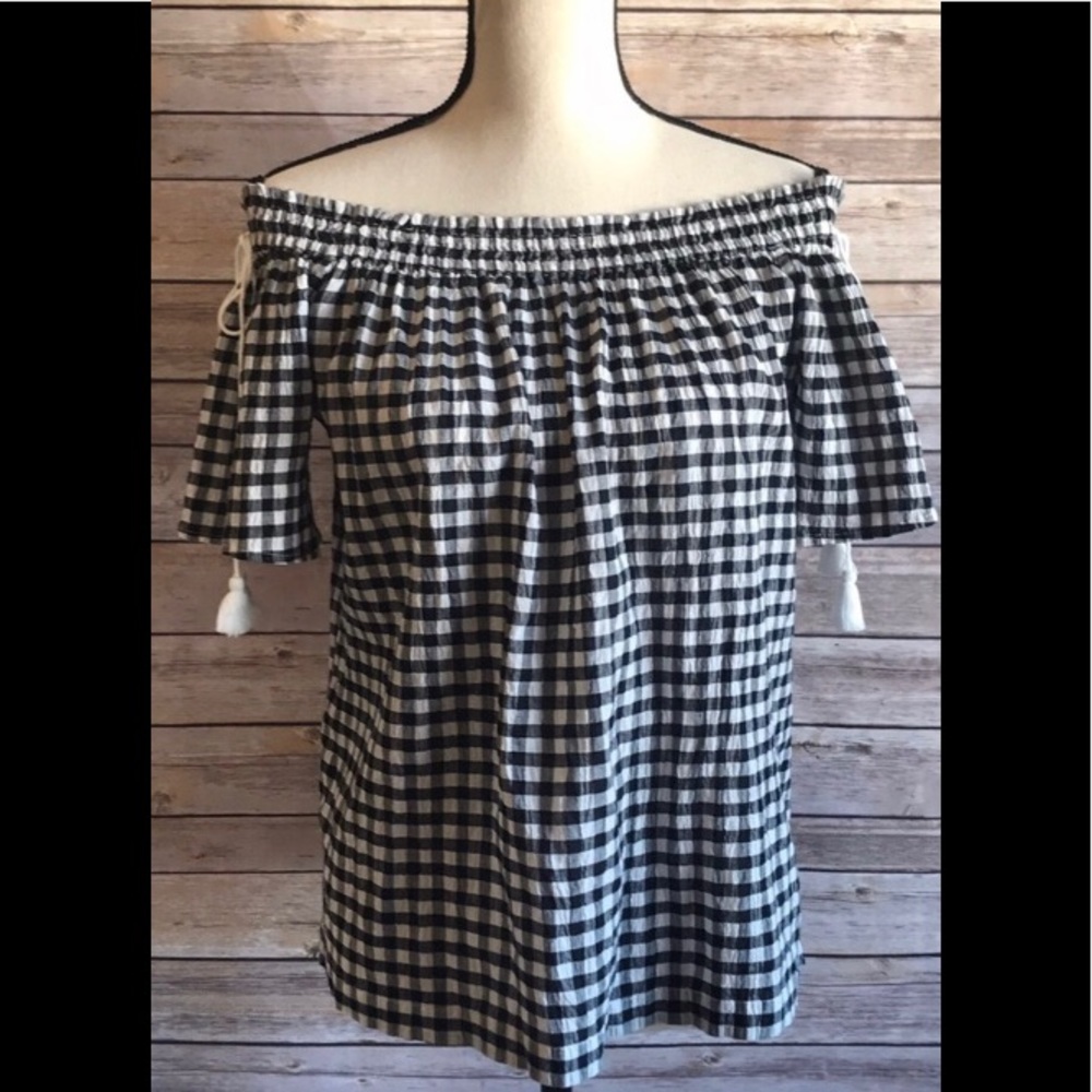 Cute gingham off shoulder top.